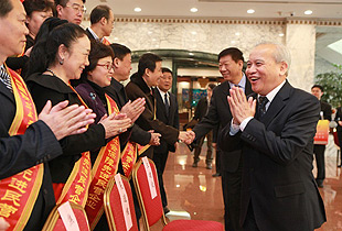 綠之韻集團(tuán)被全國工商聯(lián)、人力資源社會(huì)保障部、全國總工會(huì)聯(lián)合授予“全國就業(yè)與社會(huì)保障先進(jìn)民營企業(yè)”稱號