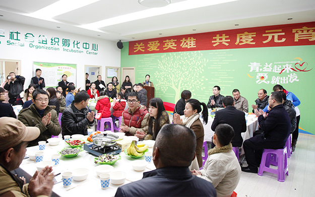 綠之韻集團(tuán)黨委書(shū)記劉云率黨團(tuán)成員與“身邊見(jiàn)義勇為的英雄”共度元宵