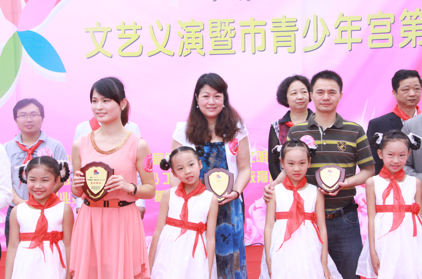 第三屆“杜鵑花開(kāi)?情滿星城”召開(kāi)，綠之韻集團(tuán)捐資十萬(wàn)定向幫扶孤苦、留守兒童