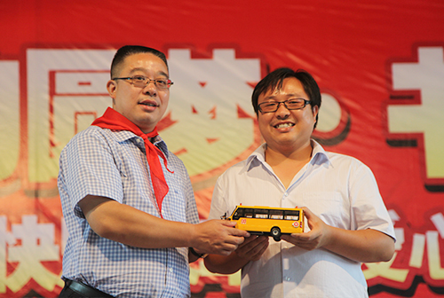 校車傳愛(ài)，書(shū)香助學(xué)——綠之韻快樂(lè)校車、愛(ài)心圖書(shū)捐贈(zèng)安化山區(qū)孩子