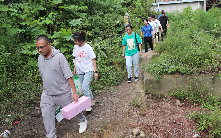 用愛(ài)成就未來(lái)丨綠之韻公益基金會(huì)攜手湖南省慈善總會(huì)“愛(ài)心改變命運(yùn)”第三站走進(jìn)新化