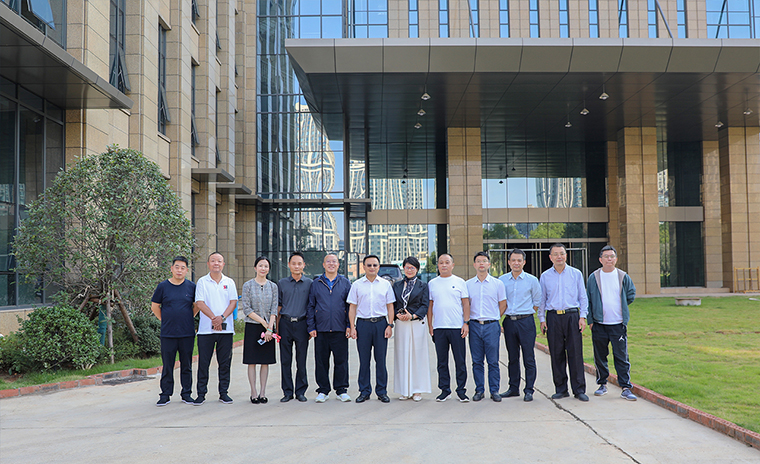 中共長(zhǎng)沙市雨花區(qū)委常委、紀(jì)委書(shū)記鐘孝明一行蒞臨綠之韻中心調(diào)研指導(dǎo)