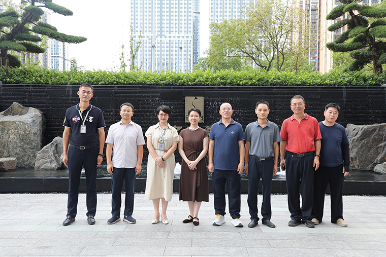 中共長(zhǎng)沙市雨花區(qū)區(qū)委常委、政法委書(shū)記劉燕妮一行蒞臨綠之韻中心調(diào)研